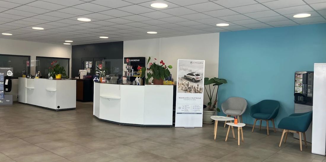 Le hall d'accueil du garage, comptoirs et espace d'attente