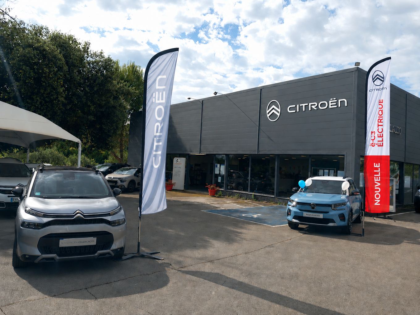 Façade du garage Saint Clément Automobile avec une C3 Aircross et une nouvelle ë-C3